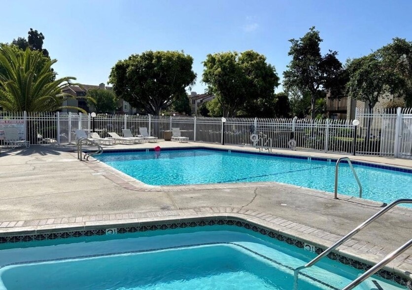 Building Photo - 4791 Lago Dr