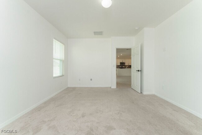 Building Photo - 526 SE 20th Ct