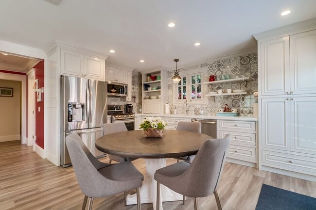 Building Photo - Furnished 2 Bedroom, 1 Bath