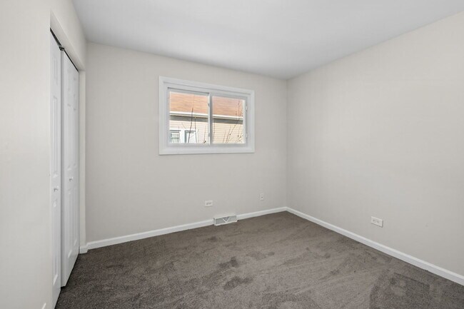 Building Photo - 10214 S La Salle St