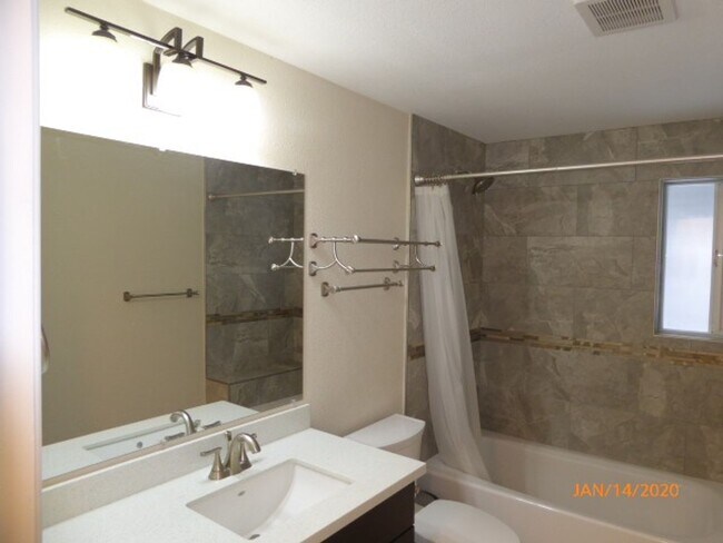 Building Photo - Charming 4 Bed 2 Bath Rambler in Sought After Neighborhood-Sammamish