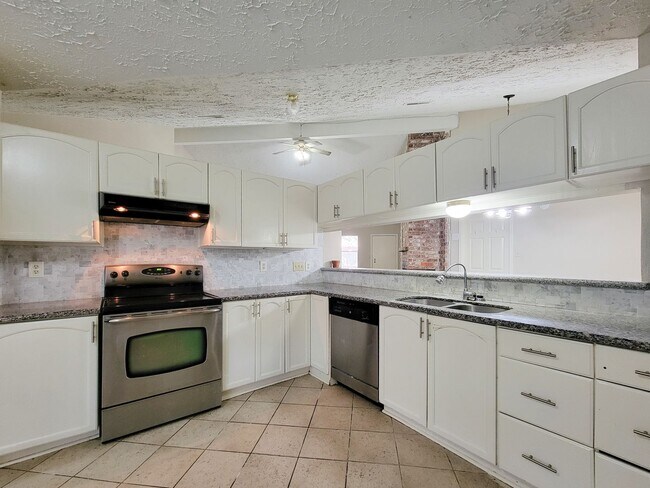 Building Photo - 9415 Beckford Dr