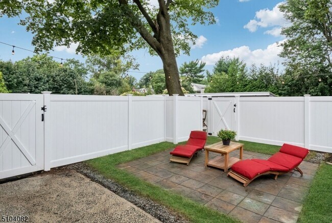 Building Photo - 204 Forest St