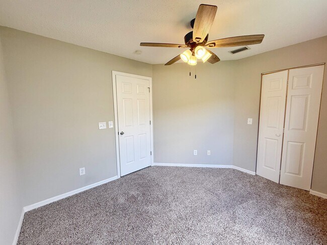 Building Photo - 39 Fischer Ln