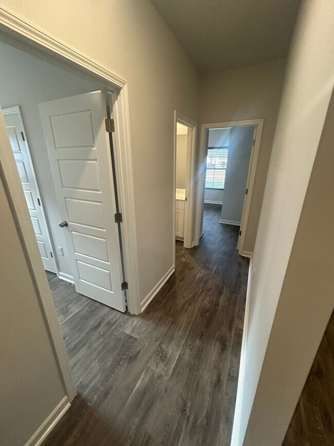Building Photo - Field View 4BD/ 2BA