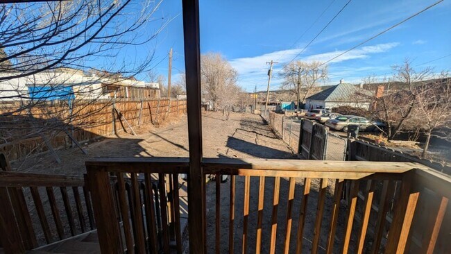 Building Photo - 3 bed 2 bath Renovated Rent Home