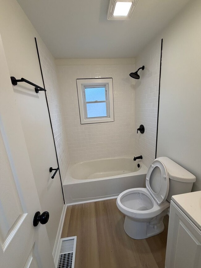 Building Photo - Modern Chic Meets Move-In Ready: Your Renovated 3-Bedroom Haven!