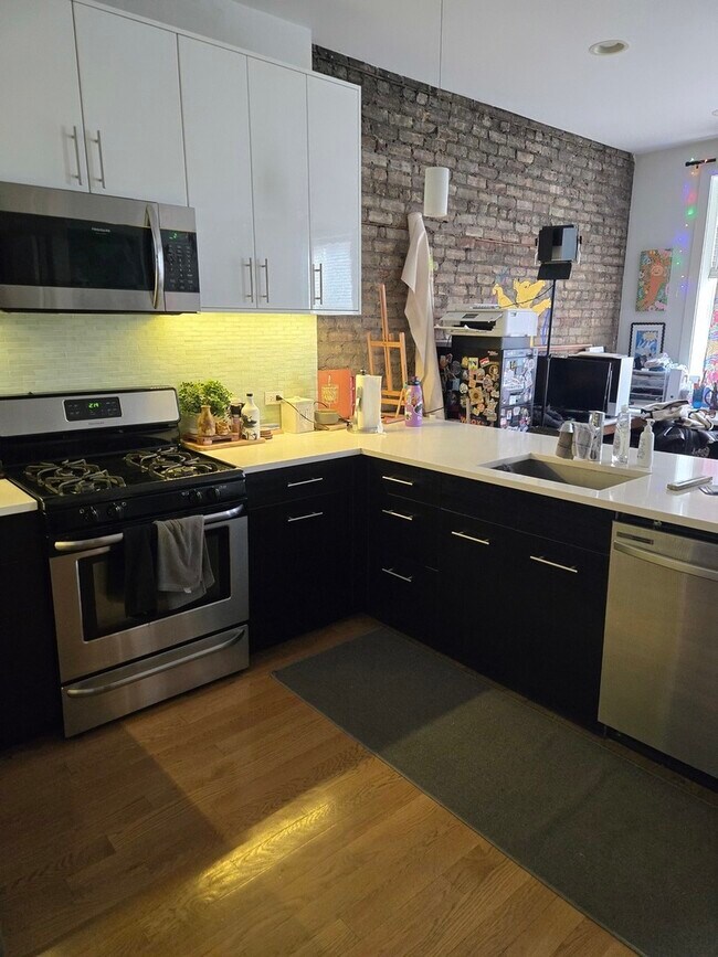 Building Photo - 3707 N Southport Ave