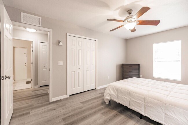 Building Photo - "Charming 3-Bedroom Home with 2 Full Baths and Spacious 2537 Sq Ft in North Port, FL!"