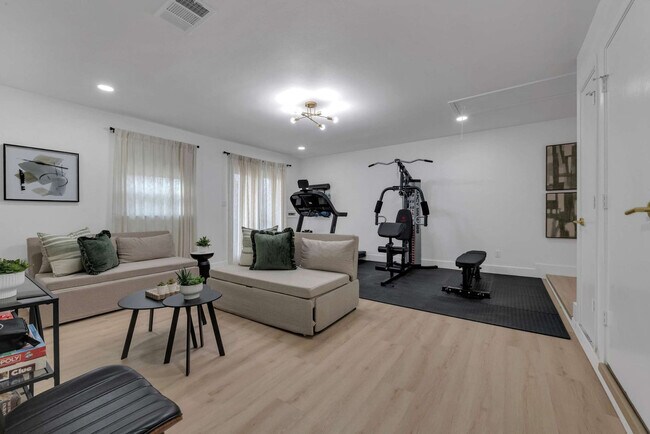 Building Photo - 1901 Cordova Bend