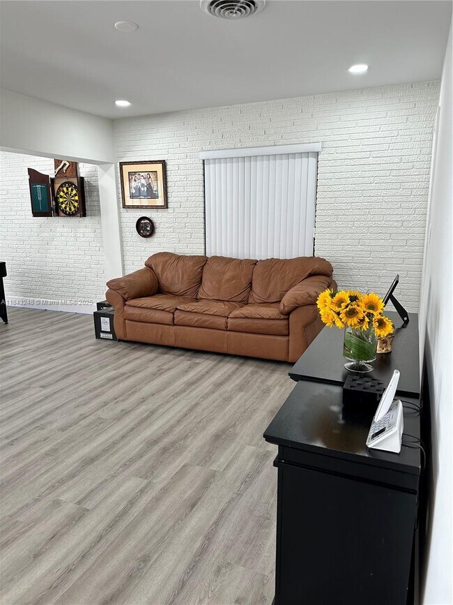 Building Photo - 3 bedroom in Hollywood FL 33021