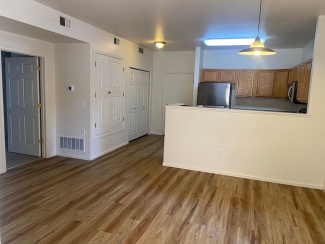 Building Photo - Clean and Updated Bedroom 2 Bath Condo Available Now