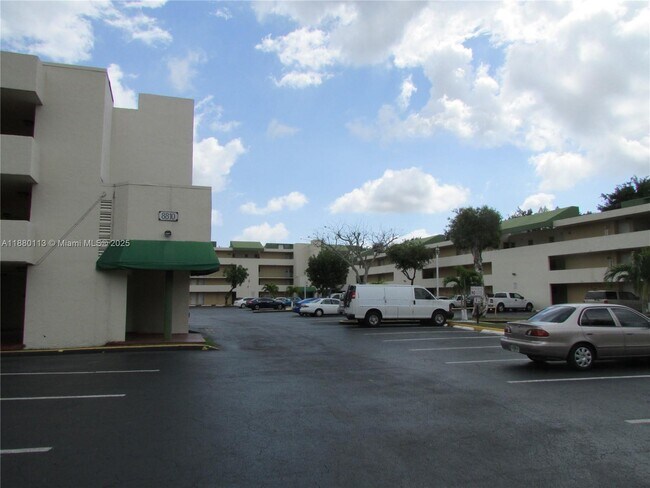 Building Photo - 8820 Fontainebleau Blvd