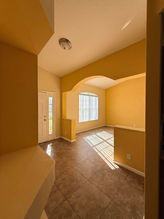 Building Photo - 449 SW Dagget Ave