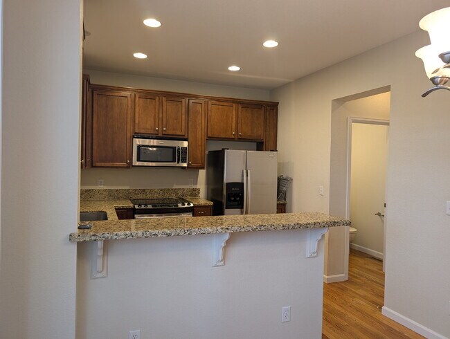 Building Photo - Great Lowry Townhome! Move in Special of $...