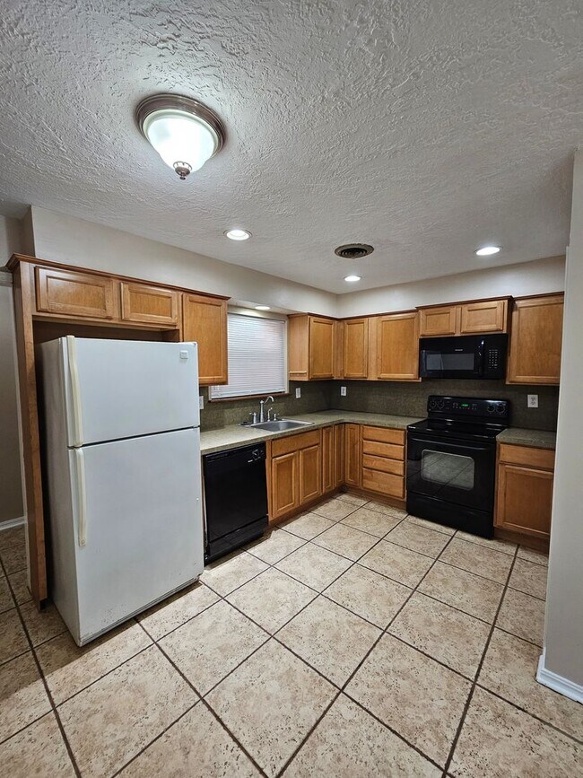 Building Photo - (3) Bed/(1.5) Bath in Core Norman Avail No...