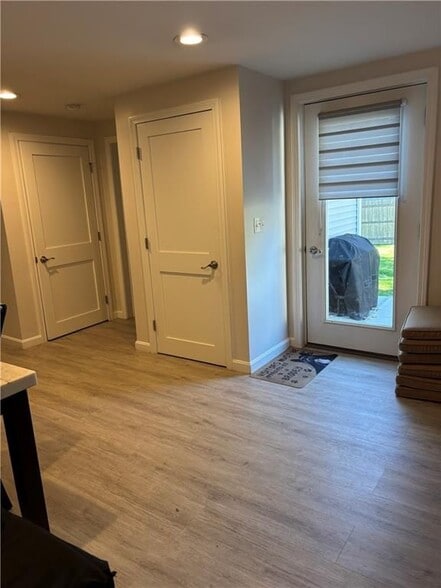 Building Photo - 8 Deluca St