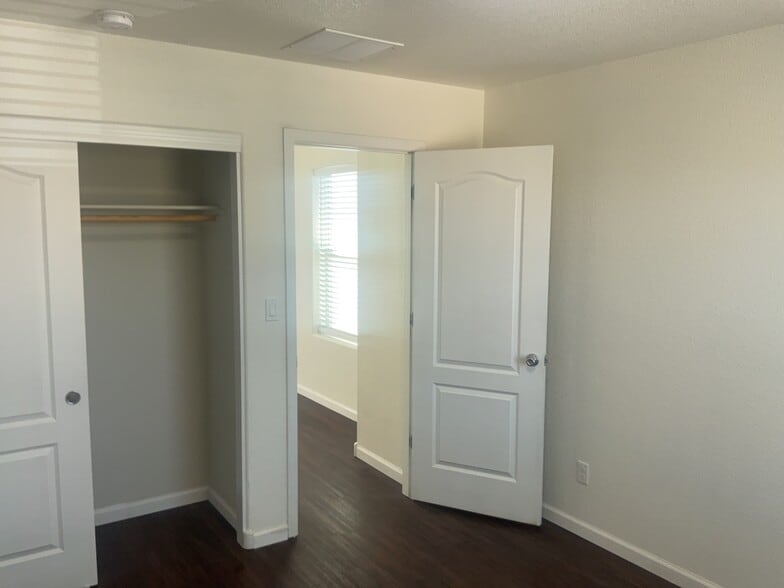 Building Photo - 1734 Lark Dr NE