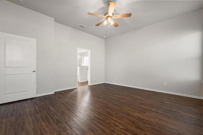 Building Photo - 2022 Kenwood Ave