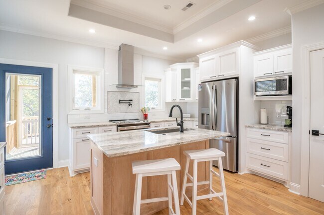 Building Photo - PREMIERE FURNISHED OFF-SEASON SHORT TERM RENTAL!