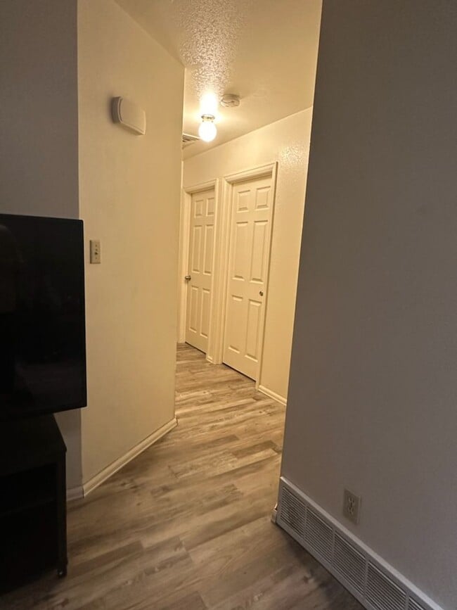 Building Photo - 2 Bedroom 1 Bath duplex