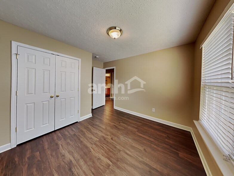 Building Photo - 8028 Meadowview Ln