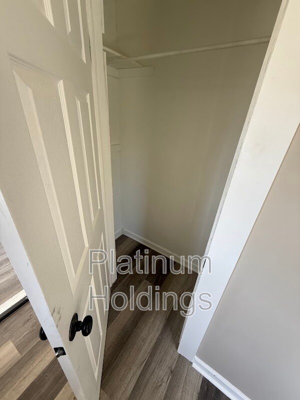 Building Photo - 2049 E 39th St