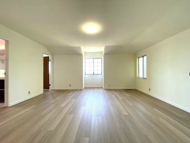 Building Photo - Newly Renovated 4BR / 2.5BA Home with Partial Bay Views.