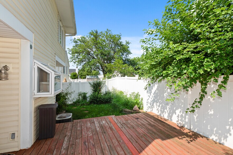 Building Photo - 16203 Fox Ct