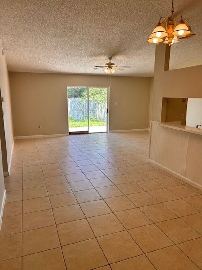 Building Photo - ***Charming 2/2 Hidden Lake Villa in Sanfo...