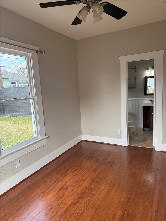 Building Photo - 305 Enid St