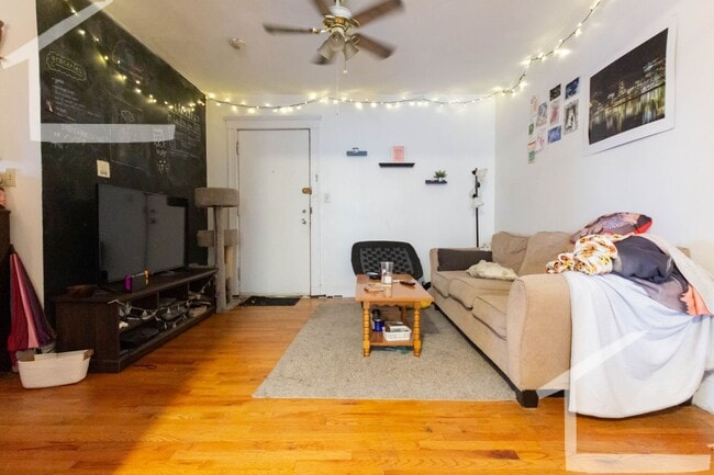 Building Photo - Don't miss this deal! 4-bed, 2-bath in Brighton