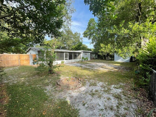 Building Photo - 2301 Sandalwood Dr