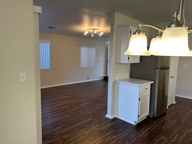 Building Photo - GORGEOUS NORTHWEST HOME, MOVE IN READY!