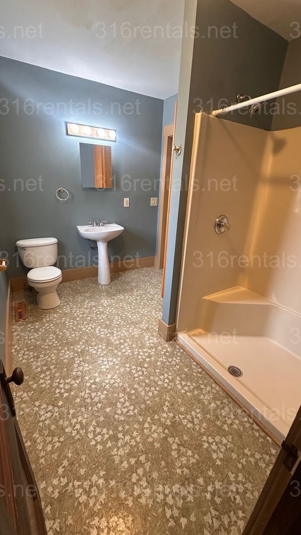 Building Photo - $1595 - 5 bed 2 bath - Single Family Home ...