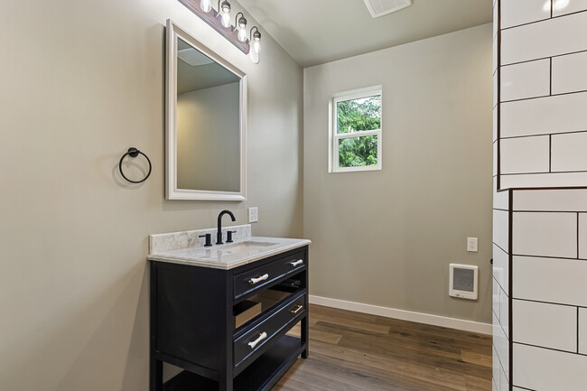 Master Bath - 1563 Mt Baker Hwy