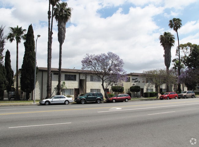 Nassau Arms - 1601-1611 W Lomita