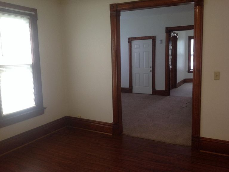 Building Photo - 213 E Mill St