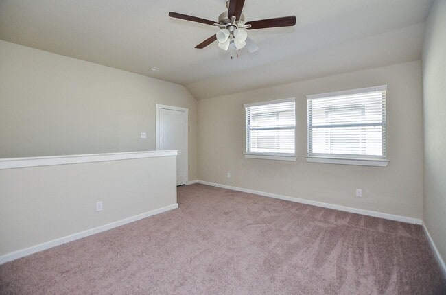Building Photo - Beautiful 2 story home with 4 bedrooms, 2,...