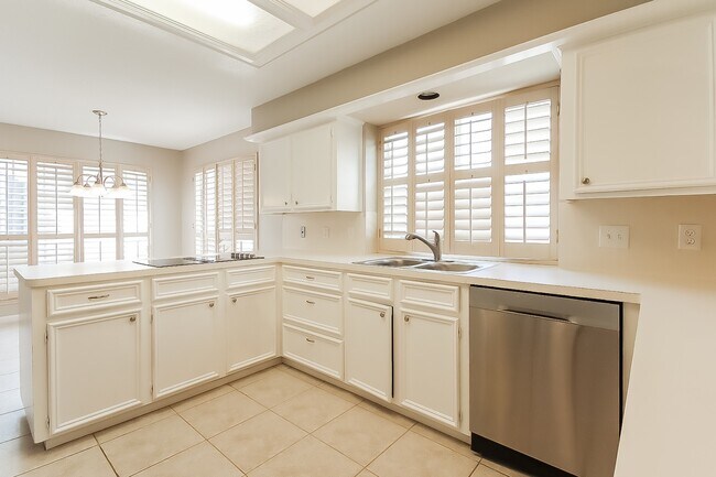Building Photo - 2303 Prestwick Dr