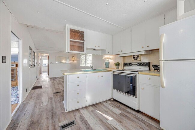 Building Photo - 14556 Glenview Dr