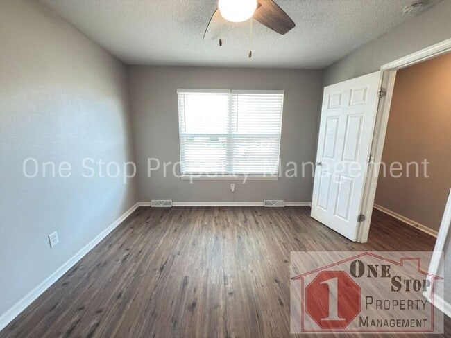 Building Photo - 2 Bedroom and 2 Bathroom duplex in Blue Sp...