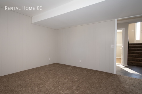 Building Photo - Roomy 3-bed/2-bath Duplex w/Fin Bsmt, fenc...
