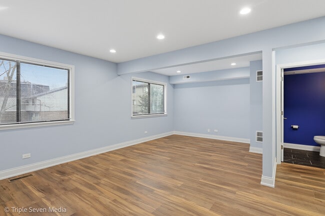 Building Photo - 777 E Golfview Dr