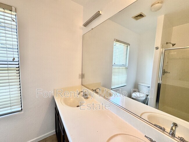 Building Photo - 330 S Farmer Ave