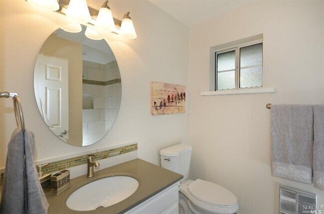 Building Photo - Beautiful 2 Bedrooms Plus Office, 3 Bathro...