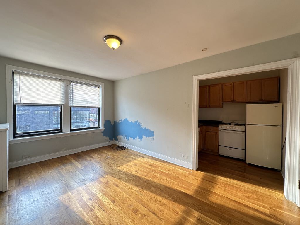 Building Photo - 629 W Belmont Ave