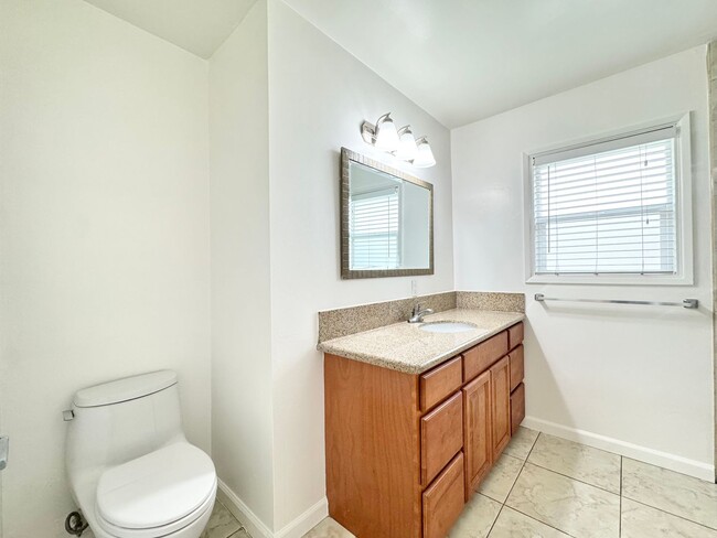 Building Photo - Beautiful 3Bd/1.5Ba Available In Santa Ana