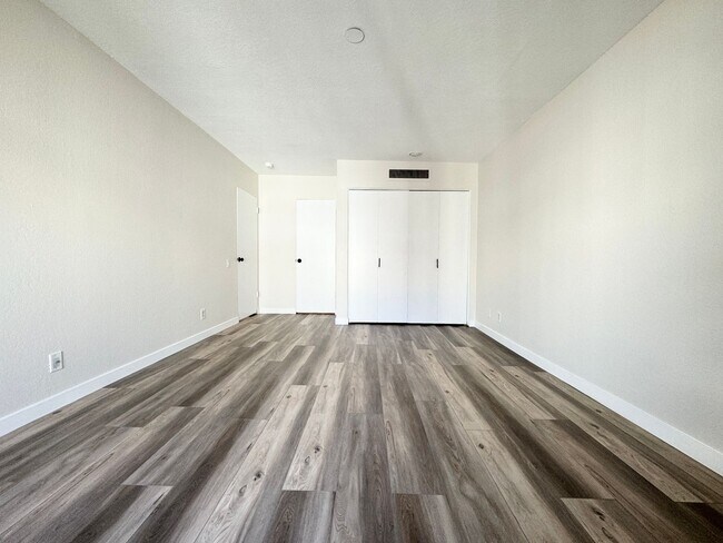 Building Photo - AVAILABLE NOW!!  1 Bedroom 1 Bathroom UPSTAIRS Apartment in Palm Springs!