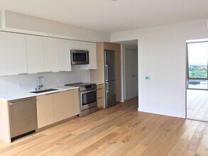 Building Photo - 1001 Queen St